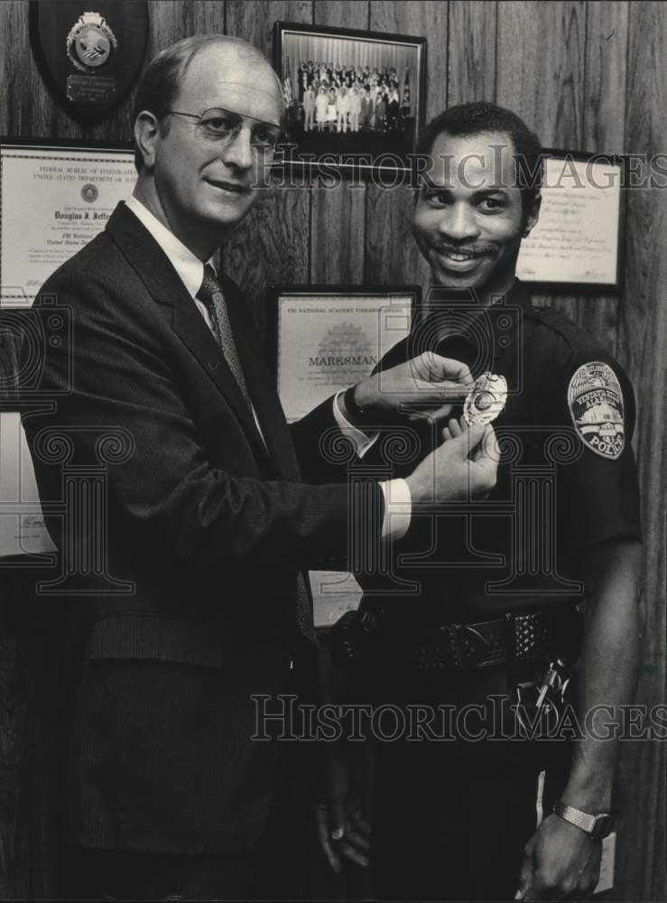 1983 Press Photo Lorenzo Newton Gets Badge - Vestavia Hills Chief Doug Jefferson - Historic Images