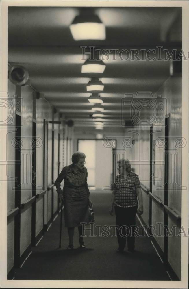 1986 Press Photo Jessie Warnock at Methodist Home Walks Back From Getting Mail - Historic Images