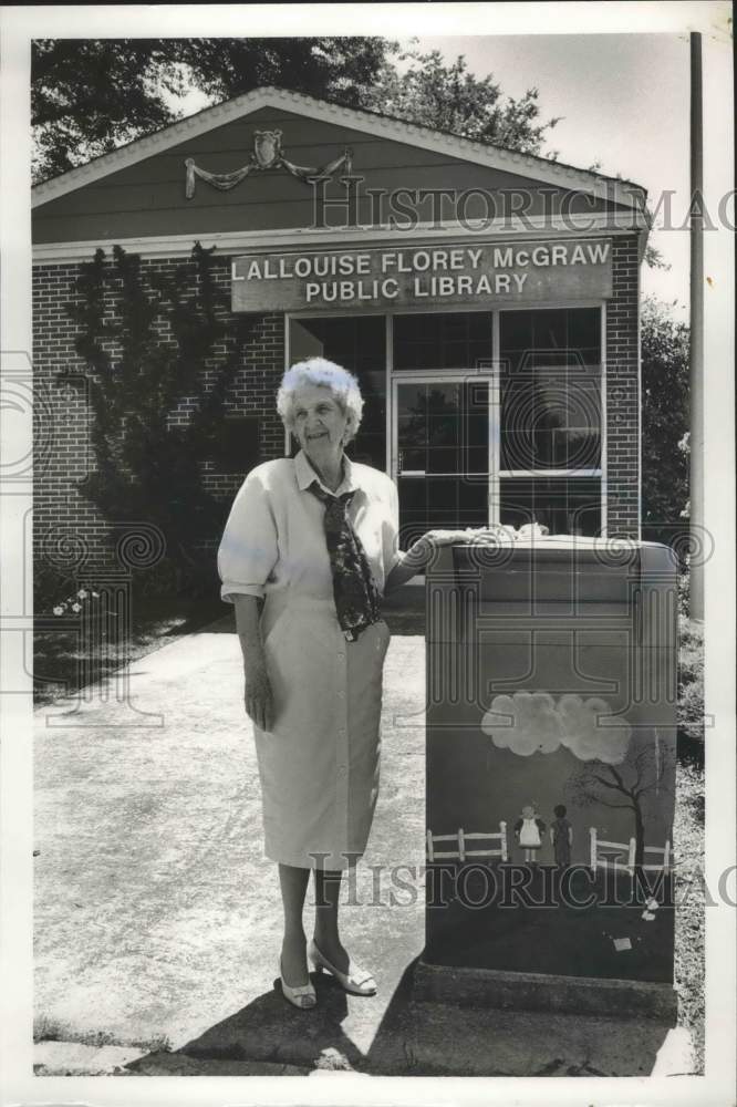 1988 Press Photo Lallouise F. McGaw in Front of Public Library Named for Her - Historic Images