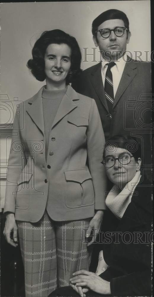 1973 Press Photo Mr. and Mrs. Travis McGowin Entertain Boston Guest, Gail Bryan - Historic Images