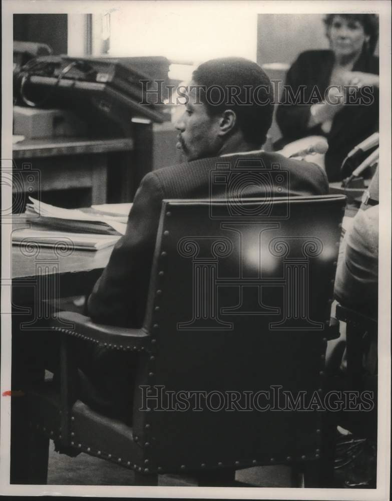 1986 Press Photo Claude McGuire Listens To Testimony at His Trial for Robbery - Historic Images