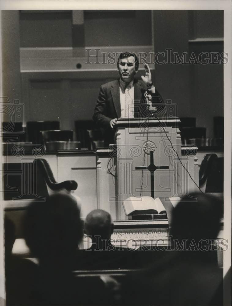 Press Photo Austin McGuigan giving lottery seminar in Alabama - abna38569 - Historic Images