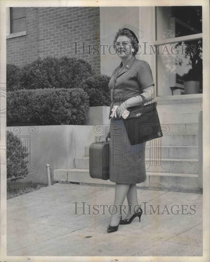 1960 Press Photo Mrs. Nelle Mobley, Clubwoman, Alabama, leaves for Philadelphia - Historic Images