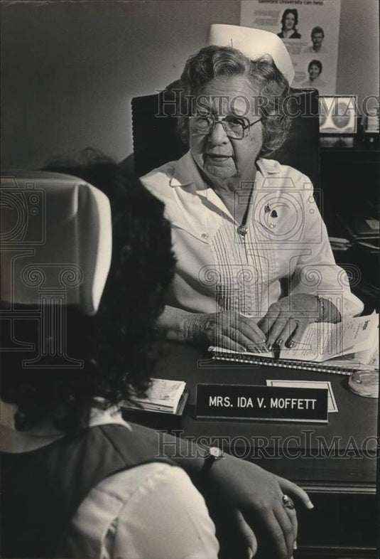 1983 Press Photo Mrs. Ida V. Moffett, Nurse, Speaking With Nursing Student - Historic Images
