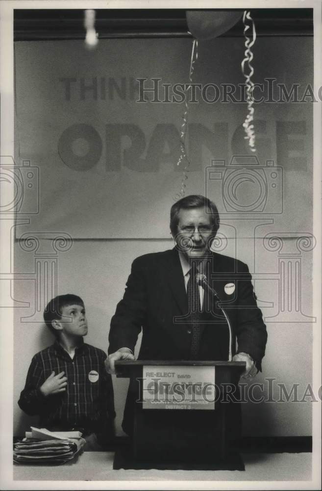 1990 Press Photo Candidate David Orange Giving Speech, Grandson, Daniel, at Side - Historic Images
