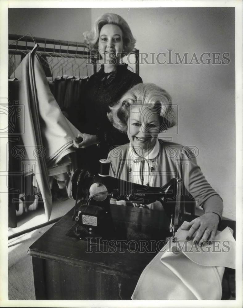 1981 Press Photo Mrs. Lamar Osment &amp; Mrs. Dan Lawrence Sew Tablecloths for Party - Historic Images