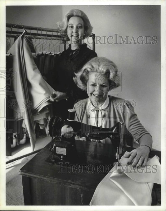 1981 Press Photo Mrs. Lamar Osment & Mrs. Dan Lawrence Sew Tablecloths for Party - Historic Images