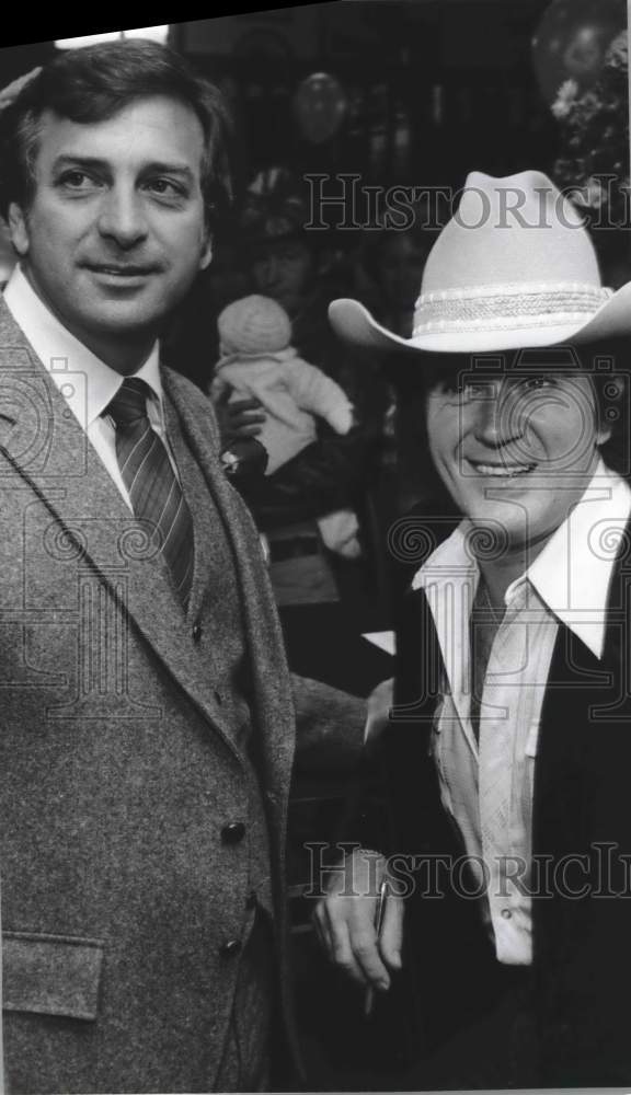 1981 Press Photo Bank President Charles Martin and Country Singer T. G. Sheppard - Historic Images