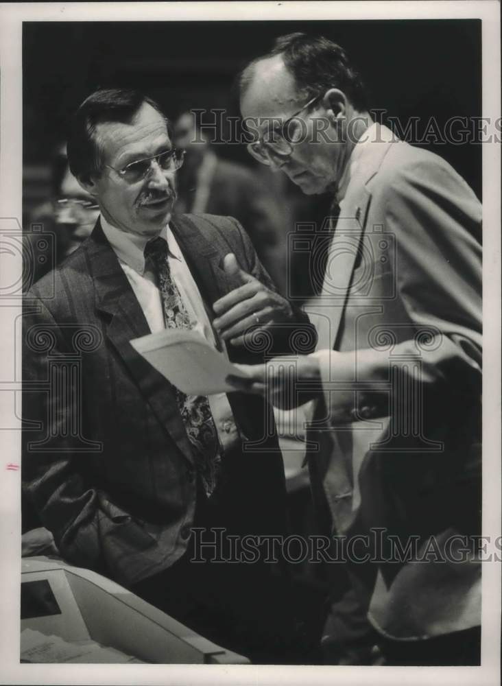 1989 Press Photo Alabama Representative Bob McKee and Liaison Walter Chapman - Historic Images