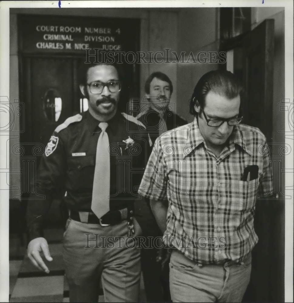 1982 Press Photo Larry McKinley Escorted Out of Courtroom - abna38677 - Historic Images