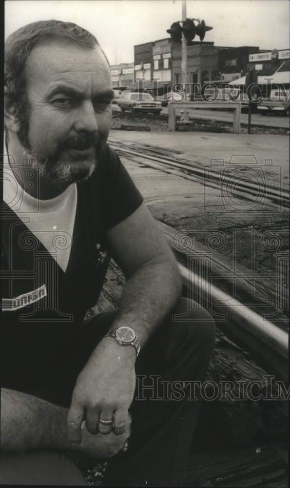 1975 Press Photo Dennis McMeans, Falkville Alabama Jaycee president, ext. shot - Historic Images