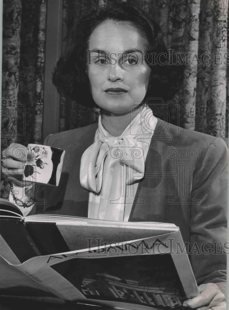 1984 Press Photo Mrs. Ann McMillan reading book on Alabama - abna38690 - Historic Images