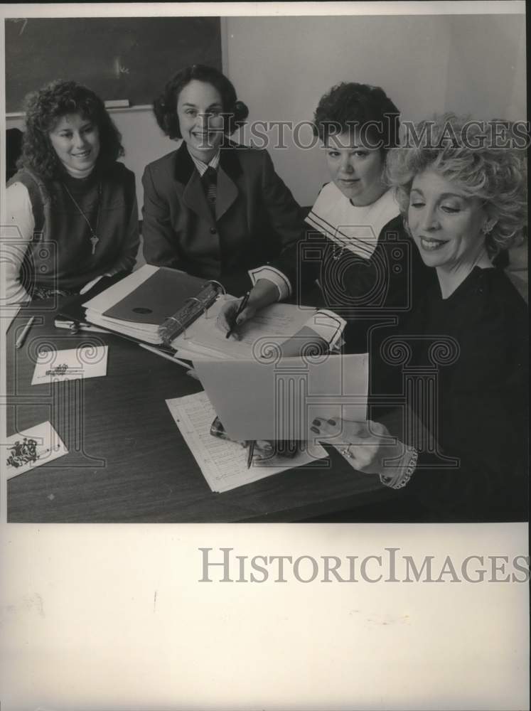 1986 Press Photo Ann McMillan & 3 women at meeting re: About Town Planners - Historic Images