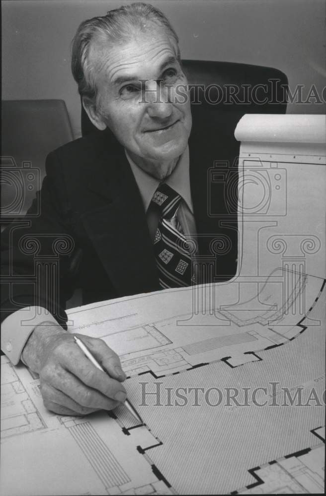 1975 Press Photo Walker Cty, AL commission chair Grover McMillan with plans - Historic Images