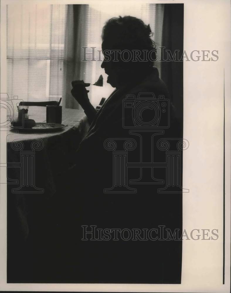 Press Photo Ethyland Andress eating, Fairfield Nursing Home, Alabama - abna38699 - Historic Images