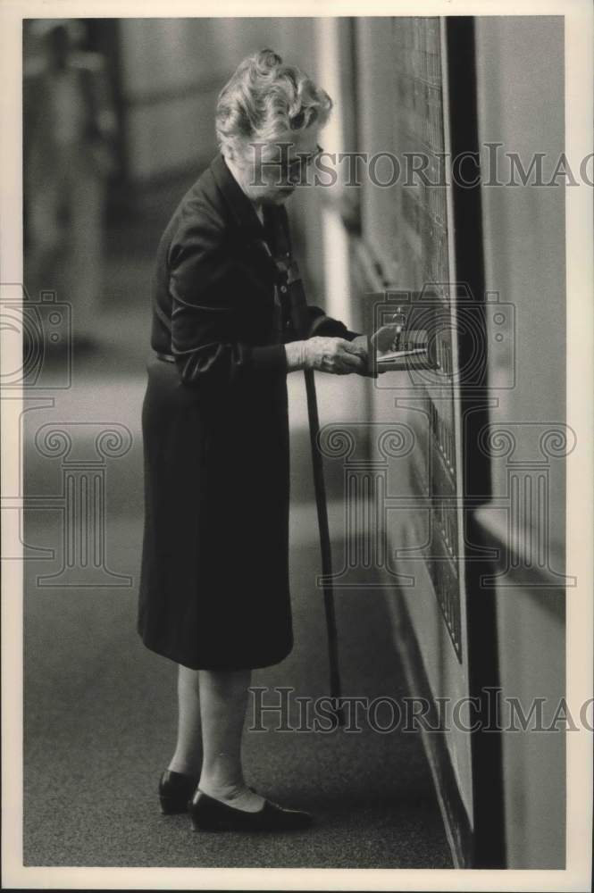 1986 Press Photo Jessie Warnock picking up mail at Methodist Home. - abna38701 - Historic Images