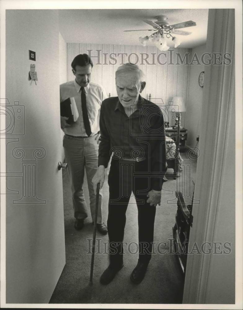 1986 Press Photo Clyde Garrett, inspector Guy Nevins, walking down hallway - Historic Images