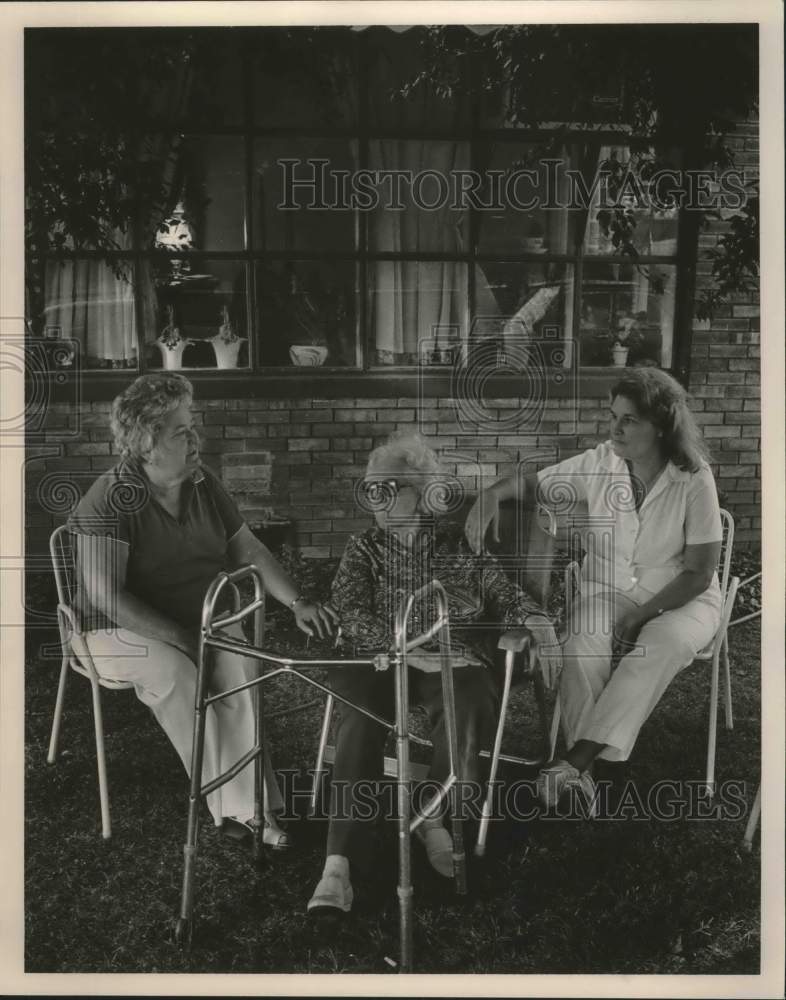 1986 Press Photo Lois Crowder, Mary Stewart, Margaret Spurger, Fairfield AL - Historic Images