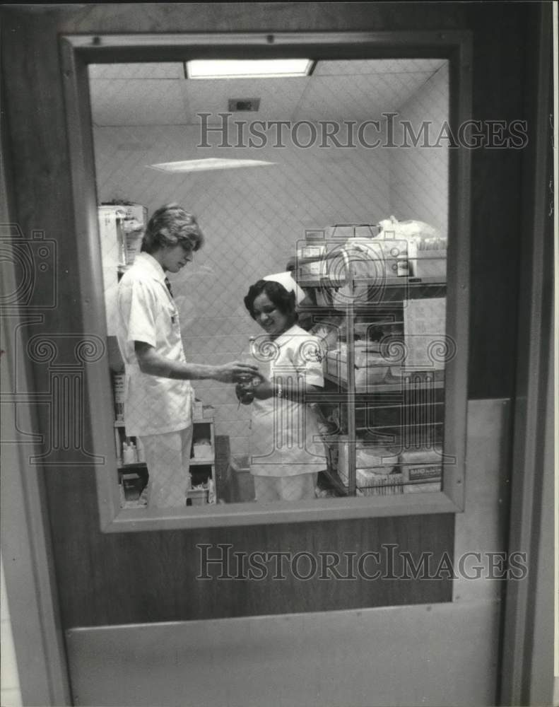 1980 Press Photo Nursing students Mike Carillo, Cynthia Jacob, Birmingham, AL - Historic Images