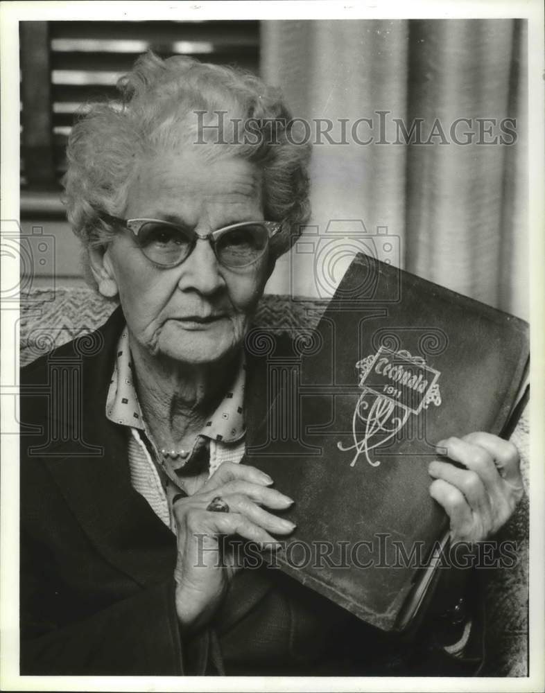 1981 Press Photo Glennie Nybek, graduate of Montevallo, AL with 1911 book - Historic Images