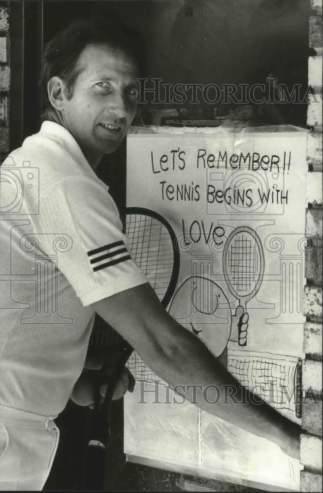 1981 Press Photo Al O&#39;Brien in front of pro-tennis Ziggy poster - abna38712 - Historic Images