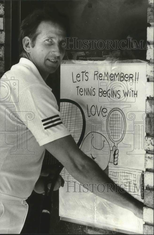 1981 Press Photo Al O'Brien in front of pro-tennis Ziggy poster - abna38712 - Historic Images