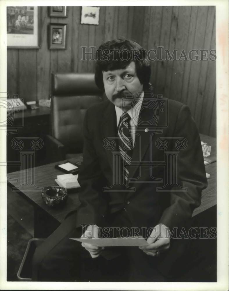 1980 Press Photo Mountain Brook AL fire chief Charles Oakley in office - Historic Images