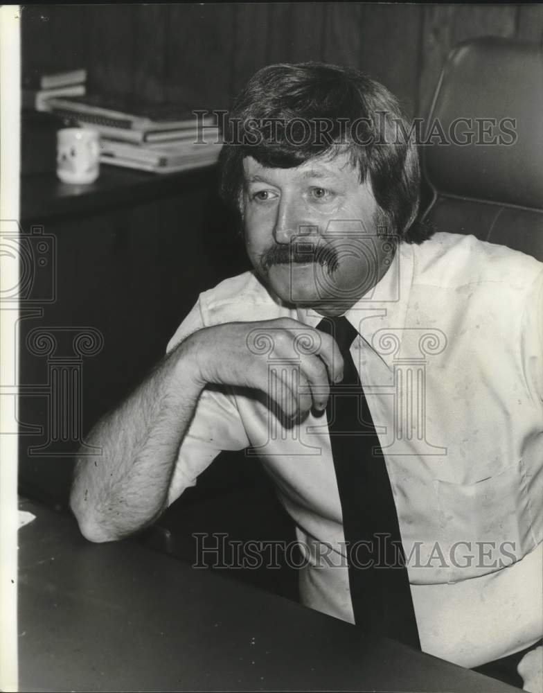 1981 Press Photo Mountain Brook AL fire chief Charles Oakley at desk. - Historic Images