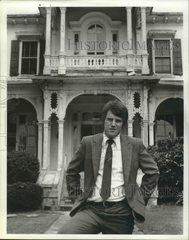 1980 Press Photo Publisher Talty OConnor in front of historic home office, AL - Historic Images