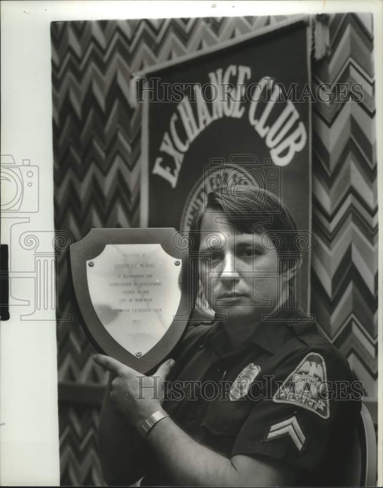 1982 Press Photo Ken Murphy, Homewood AL officer of year in uniform with plaque - Historic Images