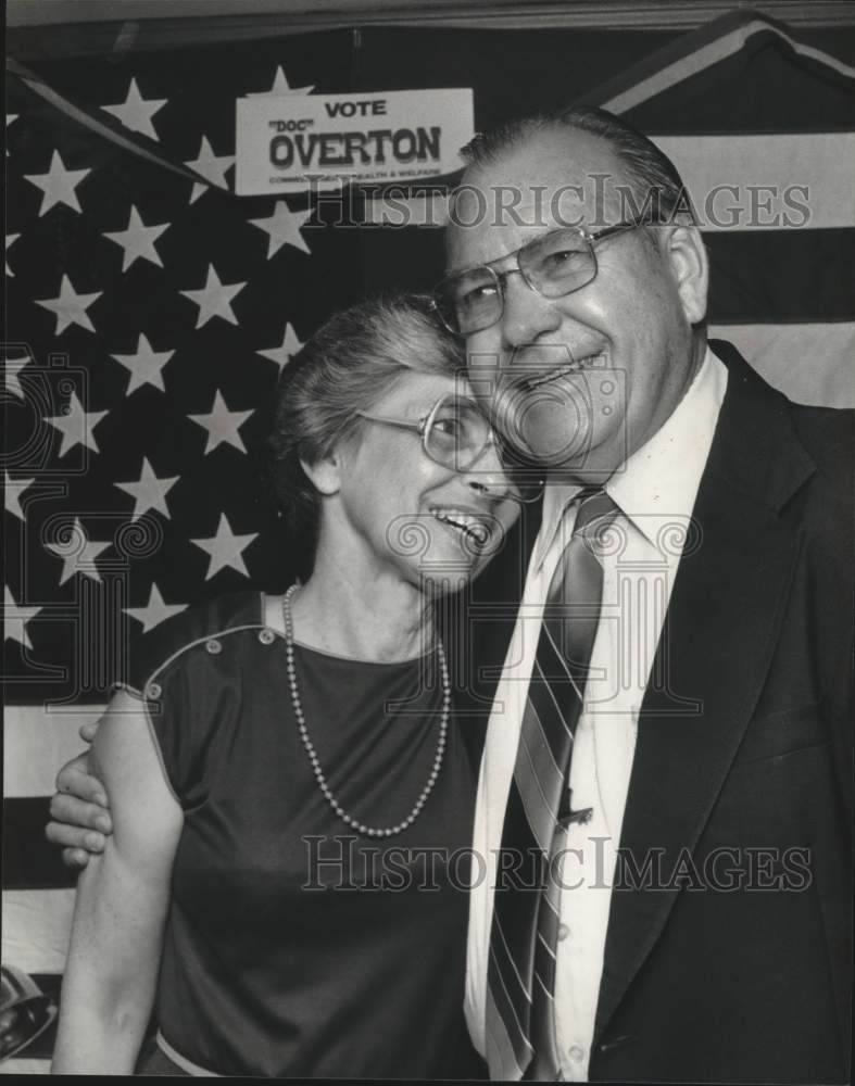 1982 Press Photo Dr. E. C. Overton, Politician, Wife Hugs After Making Runoff - Historic Images