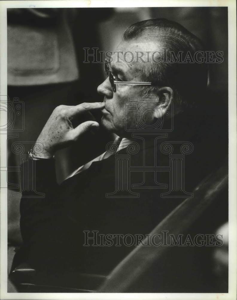 1981 Press Photo Dr. E. C. Overton Waits at City Hall as Returns Come In - Historic Images