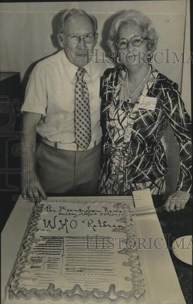 1977 Press Photo Mr. & Mrs. Hoyt Owen Cut His Retirement Cake at Birmingham News - Historic Images