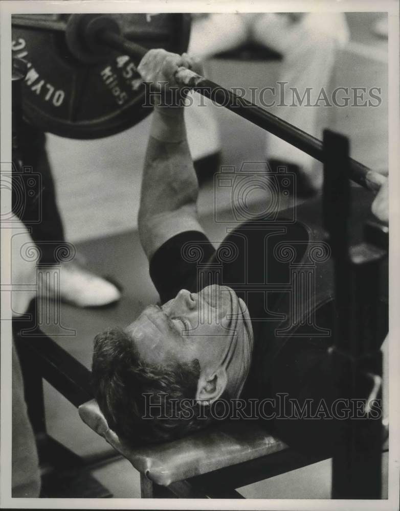 1988 Press Photo Tom Ownens, founder of Kings Ranch in Alabama, attempts 430 lbs - Historic Images
