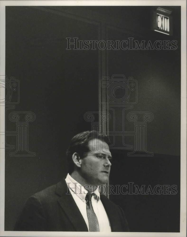 1990 Press Photo Tom Owen, at press conference for King's Ranch, Alabama - Historic Images