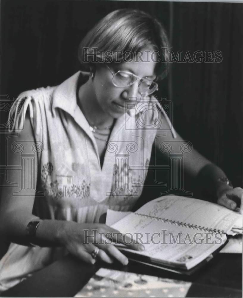 1978 Press Photo Molly McGregor looks over schedule, Shelby County YMCA Director - Historic Images