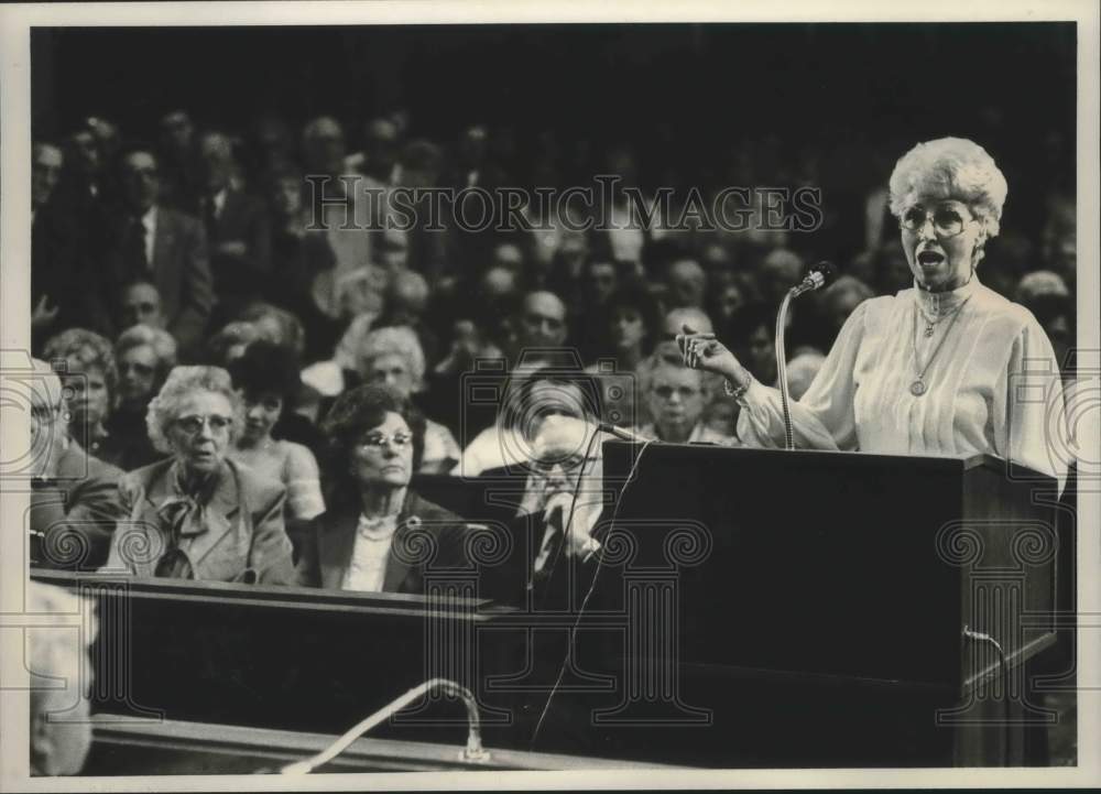 1986 Press Photo Flora O&#39;Neal, beauty shop owner, speaks to City Council, AL - Historic Images