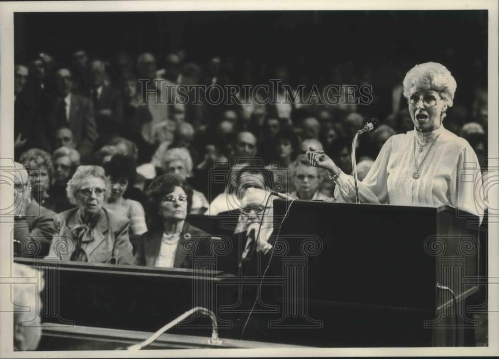 1986 Press Photo Flora O'Neal, beauty shop owner, speaks to City Council, AL - Historic Images