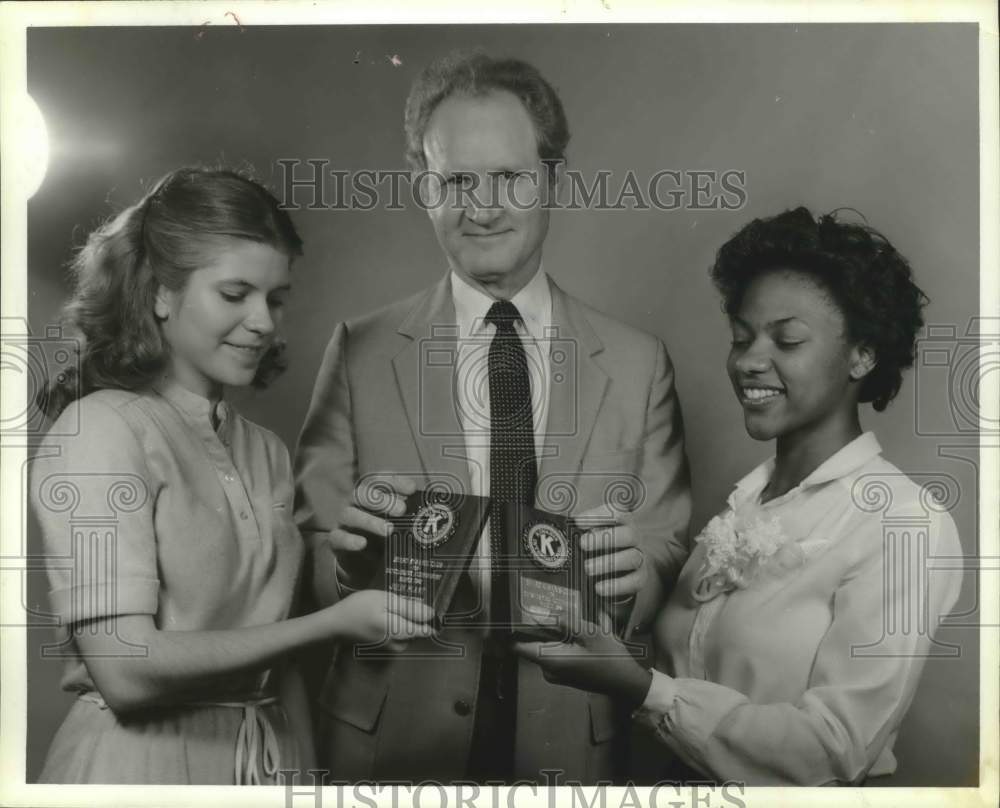1981 Press Photo B.R. Myers, Former Birmingham Police Chief, presents awards - Historic Images