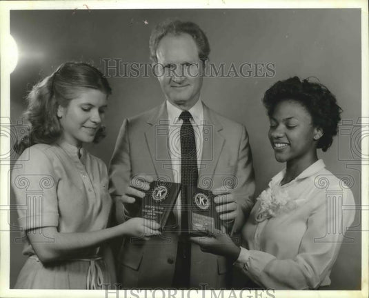 1981 Press Photo B.R. Myers, Former Birmingham Police Chief, presents awards - Historic Images