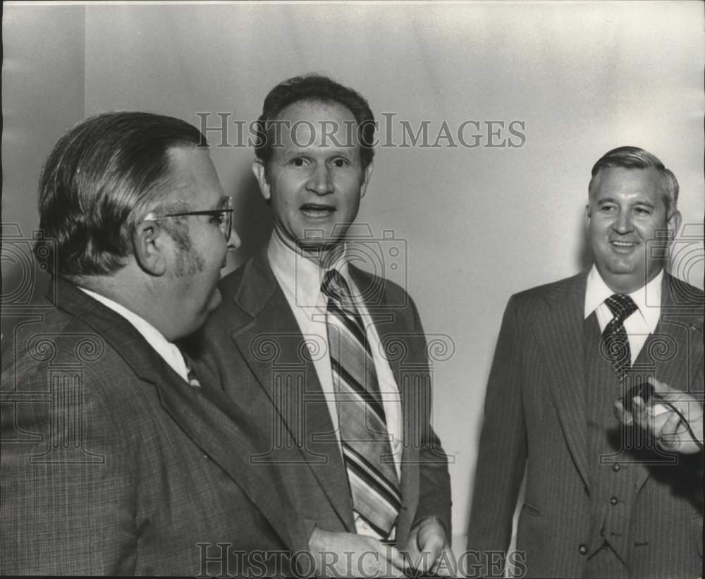 1977 Press Photo Birmingham Police Officer B.R. Myers and Others - abna38801 - Historic Images