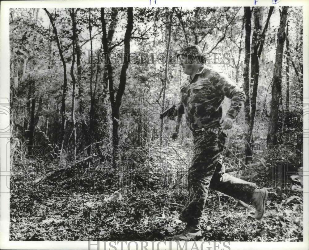 1981 Press Photo Mike Martin Runs in Woods for National Survival Game - Historic Images