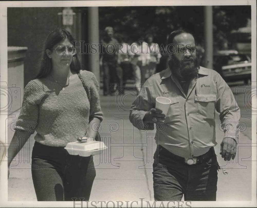 1986 Press Photo Robert Neal, Jacquelyn O&#39;Dusky Returning to Courthouse - Historic Images