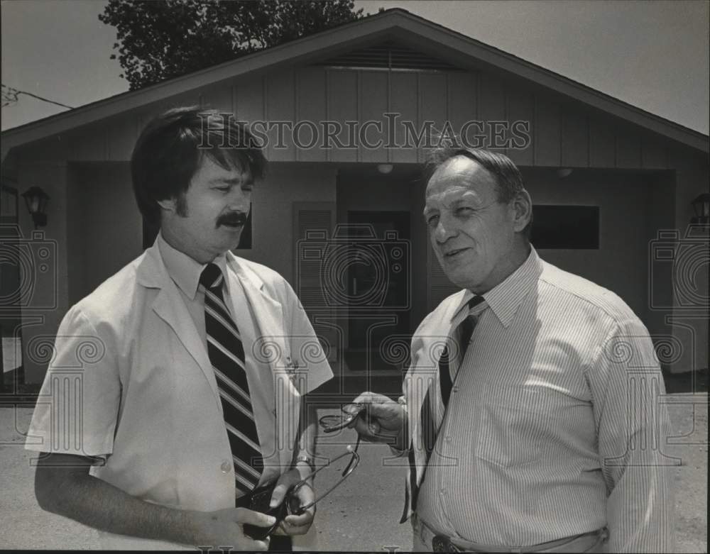 1982 Press Photo Surgeon's Assistant Larry Miller and Dr. B.F. Ponder - Historic Images
