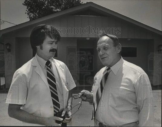 1982 Press Photo Surgeon's Assistant Larry Miller and Dr. B.F. Ponder - Historic Images