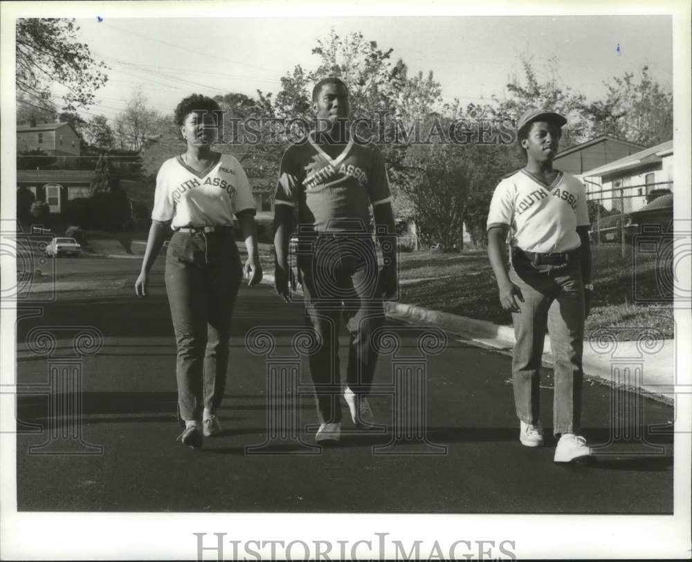 1982 Press Photo Students Against Crime Youth Association Patrols Fairmont Area - Historic Images