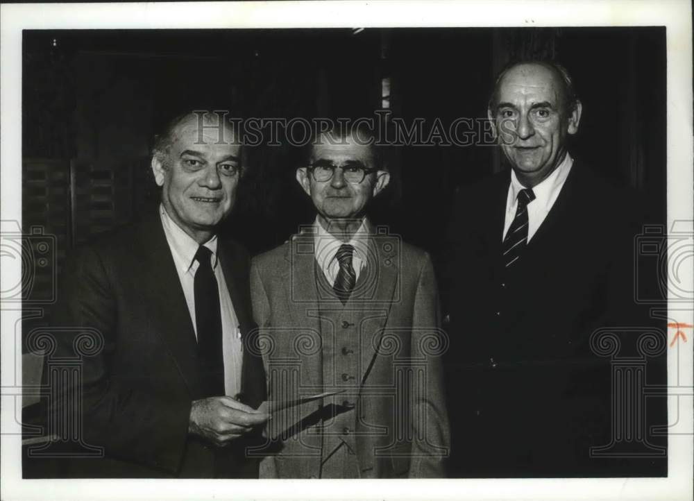 1982 Press Photo Dr. John L. Blackburn Honors Employee George F. Palmer - Historic Images