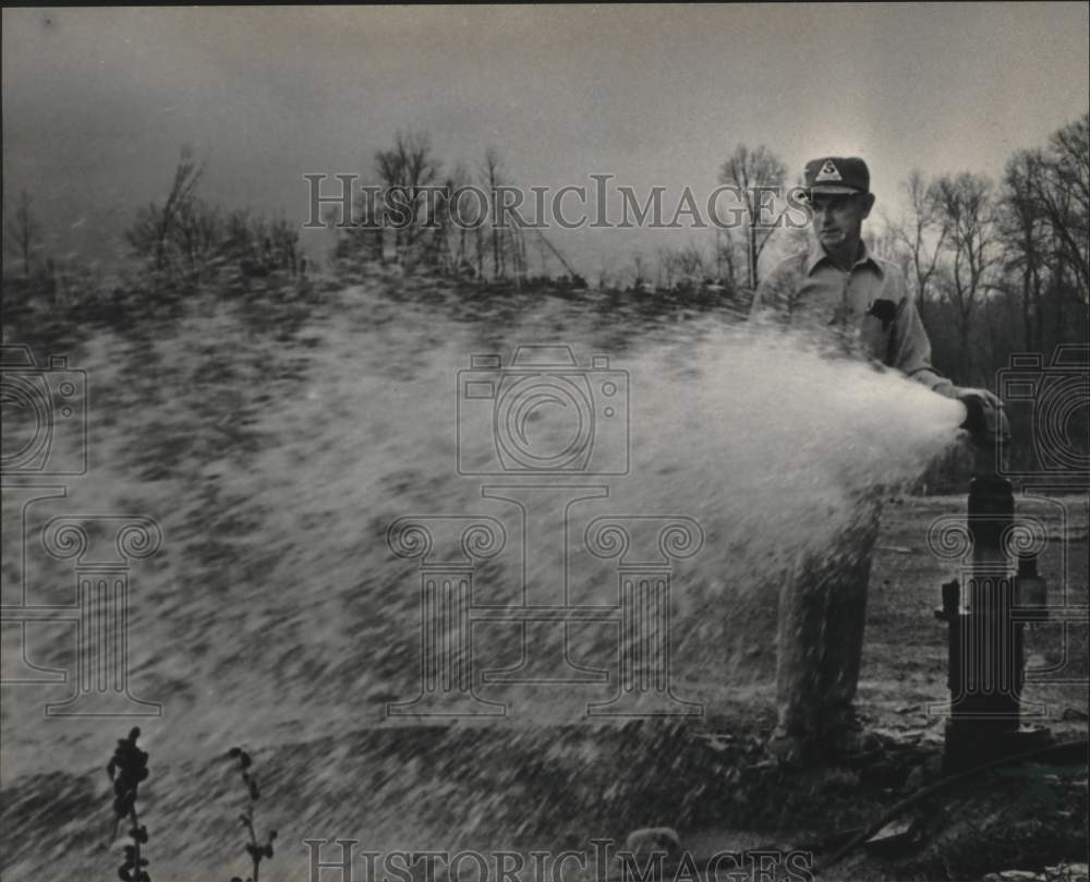 1983 Press Photo Corvin Shows the High Pressure of Well at Sulfur Springs Farm - Historic Images