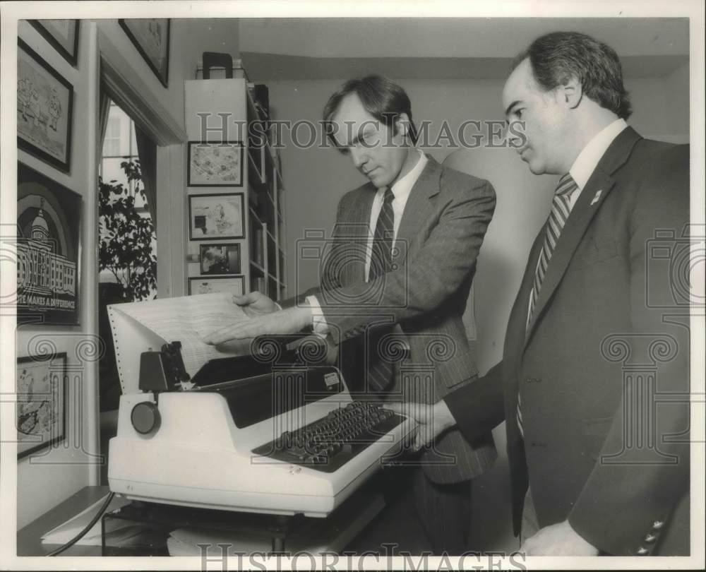 1985 Press Photo Don Siegelman &amp; FEC Official Ken Cooper Look Computer Printout - Historic Images