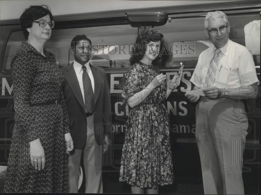 1981 Press Photo Commission on Aging Members Give Van to Morris&#39; Senior Citizens - Historic Images